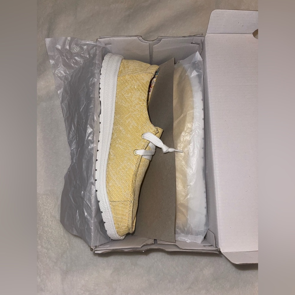 🖤NWT Yellow Rosa Slip-ons - Picture 5 of 7